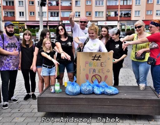 Akcja #PODNIEŚFAJKĘ po raz drugi w Lęborku Akcja #PODNIEŚFAJKĘ w Lęborku - Siema, tu Ziemia