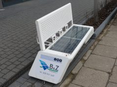 Mimo potraktowania przez wandala  ławka solarna przed Galerią Lębork jeszcze działa…