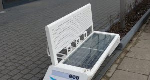 Mimo potraktowania przez wandala  ławka solarna przed Galerią Lębork jeszcze działa…