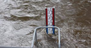 Obejrzyj Stan ostrzegawczy na rzece Łebie w Lęborku przekroczony (30.10...