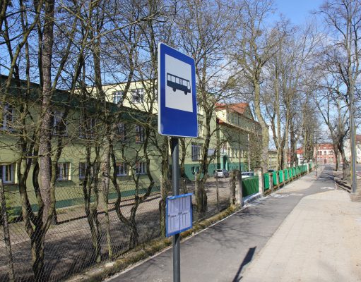 Miejskie autobusy znów pojadą ulicą Warszawską i Dworcową Przystanek autobusowy ZKM przy ulicy Warszawskiej w Lęborku