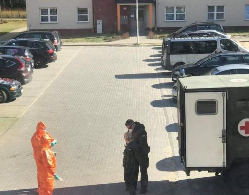 Wojsko na Twoim osiedlu? Spokojnie, to WOT pobiera próbki Wojskowa sanitarka z żołnierzami w kombinezonach ochronnych na lęborskim osiedlu / fot. Czytelnik