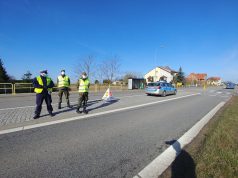 Policja walczy z koronawirusem masowo kontrolując obywateli. Mandat za jeżdżenie „bez celu”, spotkanie na ławce, korzystanie z myjni KPP Lębork