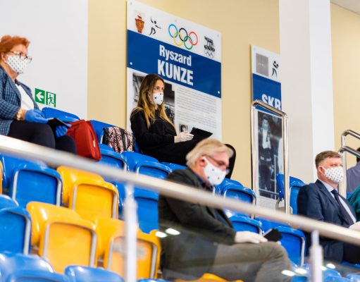 Sesja mimo epidemii. Radni powiatu wejherowskiego obradowali w hali sportowej Sesja Rady Powiatu Wejherowskiego