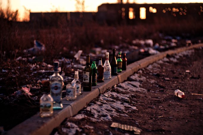 Na czas kwarantanny zrezygnuj z alkoholu / Photo by Artem Labunsky on Unsplash