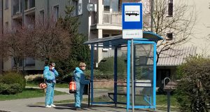Dezynfekcja przystanku w Lęborku w czasie epidemii koronawirusa. 09.04.2020 / foto: Jacek Szada-Borzyszkowski