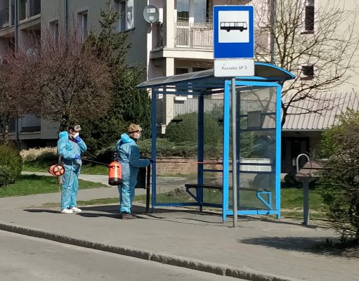 W czwartek 370 nowych zakażeń koronawirusem. Rekord kwarantanny w pow. lęborskim Dezynfekcja przystanku w Lęborku w czasie epidemii koronawirusa. 09.04.2020 / foto: Jacek Szada-Borzyszkowski