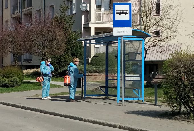Dezynfekcja przystanku w Lęborku w czasie epidemii koronawirusa. 09.04.2020 / foto: Jacek Szada-Borzyszkowski