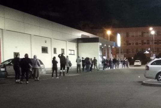 Gdzie w Lęborku zakupy zrobimy przez całą dobę? Które markety pracują do północy? Kolejka przed sklepem LIDL w Lęborku // fot. RŁH