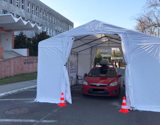 Badanie na koronawirusa bez wysiadania z samochodu już dostępne w Gdyni Centrum testowe COVID-19 drive-thru w Gdyni // foto: GUMed