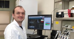 Dr Łukasz Rąbalski w laboratorium Instytutu Biotechnologii Uniwersytetu Gdańskiego Fot. archiwum UG