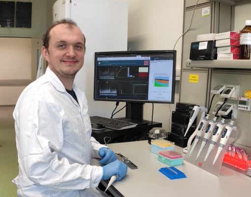 Koronawirus odkodowany przez naukowca z Pomorza. Wesprze globalne badania nad SARS-COV-2 Dr Łukasz Rąbalski w laboratorium Instytutu Biotechnologii Uniwersytetu Gdańskiego Fot. archiwum UG