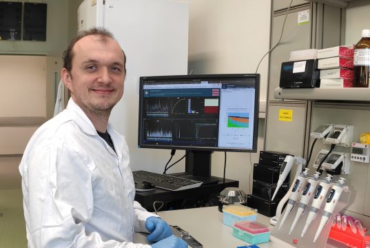 Dr Łukasz Rąbalski w laboratorium Instytutu Biotechnologii Uniwersytetu Gdańskiego Fot. archiwum UG