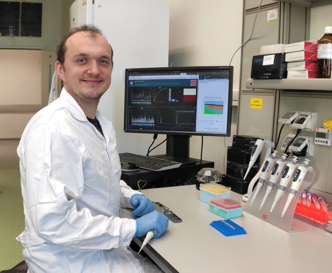 Dr Łukasz Rąbalski w laboratorium Instytutu Biotechnologii Uniwersytetu Gdańskiego Fot. archiwum UG