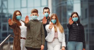 Powszechne noszenie masek może spowolnić rozwój epidemii - informuje WHO