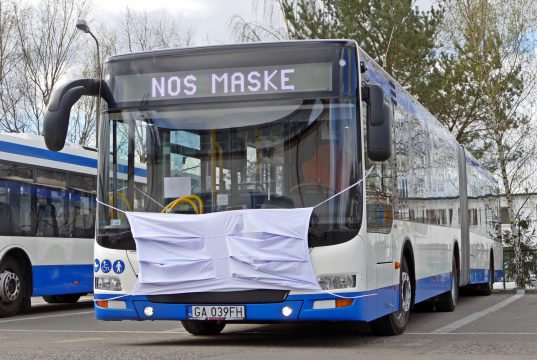 Gdyńskie autobusy w maskach zachęcają mieszkańców do zasłaniania twarzy