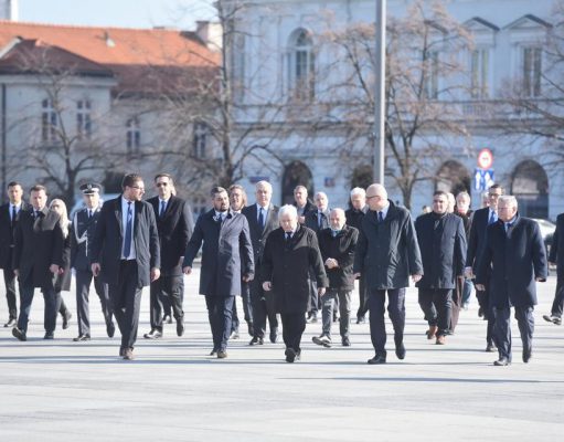 W piątek już niemal 6 tys. wykrytych infekcji COVID19 w Polsce. Politycy gromadzą się, bo mogą. Maski drożeją o 700% Obchody rocznicy katastrofy smoleńskiej 10.04.2020