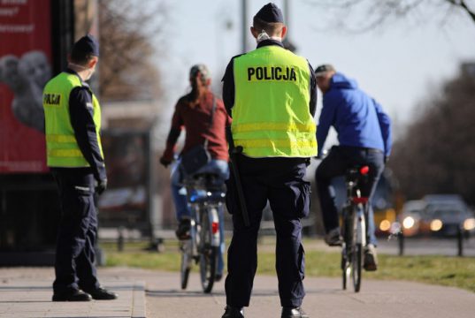 RPO wyjaśnia różnicę między karą od sanepidu a mandatem policji za łamanie reżimu antywirusowego