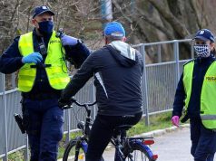 25 tys. policjantów, 8 tys. żołnierzy, straż graniczna i gminna na ulicach. Armia ludzi pilnuje reżimu antywirusowego w święta Na zdjęciu: patrol policji zatrzymuje rowerzystę