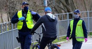 Na zdjęciu: patrol policji zatrzymuje rowerzystę