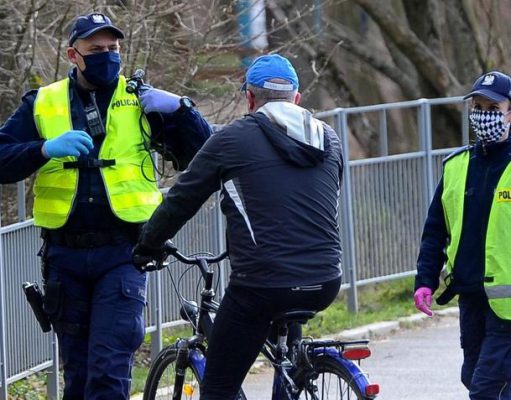 25 tys. policjantów, 8 tys. żołnierzy, straż graniczna i gminna na ulicach. Armia ludzi pilnuje reżimu antywirusowego w święta Na zdjęciu: patrol policji zatrzymuje rowerzystę