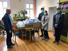 Studenci charytatywnie zaopatrują lęborskie służby w środki ochrony osobistej Inga Wasilewska, Jakub Rezmer i Michał Fic z Lęborka, Maszewa i Charbrowa
