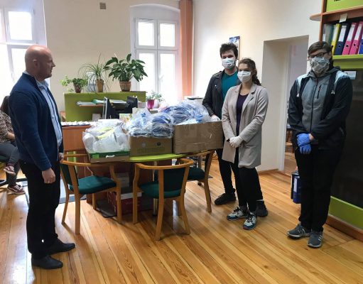 Studenci charytatywnie zaopatrują lęborskie służby w środki ochrony osobistej Inga Wasilewska, Jakub Rezmer i Michał Fic z Lęborka, Maszewa i Charbrowa