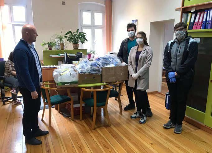 Studenci charytatywnie zaopatrują lęborskie służby w środki ochrony osobistej Inga Wasilewska, Jakub Rezmer i Michał Fic z Lęborka, Maszewa i Charbrowa