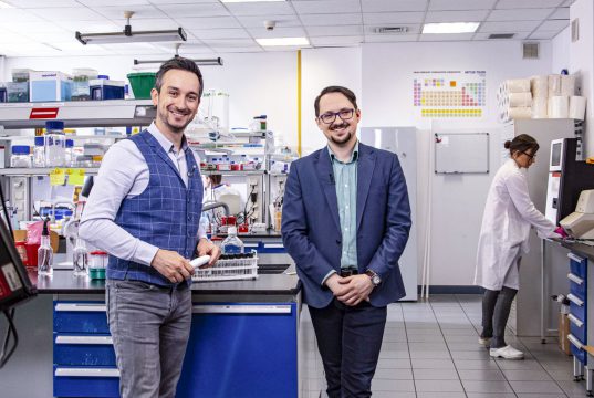 Naukowcy z Gdańska pracują nad tanim i szybkim testem na koronawirusa SensDx i zespół Małopolskiego Centrum Biotechnologii Uniwersytetu Jagiellońskiego podjął wspólne działania w celu opracowania ultraszybkiego testu diagnostycznego w kierunku wirusa SARS-CoV-2 (COVID-19).