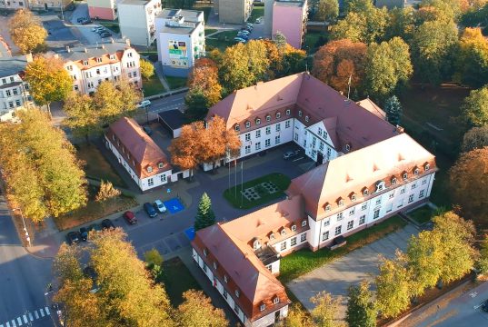 Urzędnicy znów będą obsługiwać obywateli. Rząd odmraża m.in. wydawanie decyzji budowlanych Starostwo Powiatowe w Lęborku