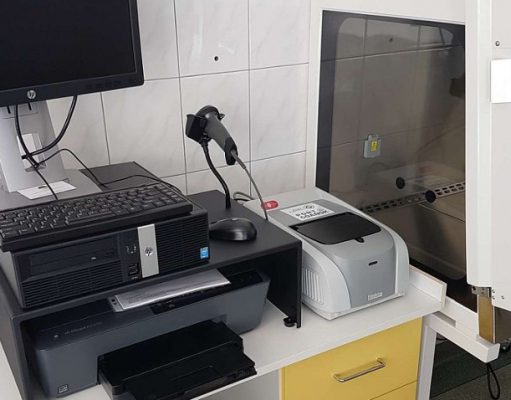 Szpital w Wejherowie może wykrywać zakażenia koronawirusem. Placówka otrzymała specjalistyczną aparaturę Aparatura do diagnozowania zakażeń koronawirusem SARS-CoV-II / fot. materiały szpitala