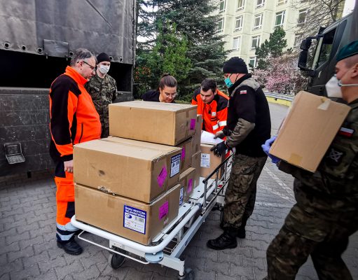 Wojsko realizuje zadania antywirusowe. Dostarczają sprzęt, dezynfekują, patrolują MON dostarcza maseczki i płyny do dezynfekcji