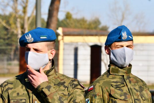 Dobro wraca! Lęborscy żołnierze szyli maski, teraz otrzymali podobne w ramach podziękowania