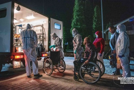 Nocna ewakuacja domu seniora w Koleczkowie. Kilkadziesiąt osób zarażonych koronawirusem