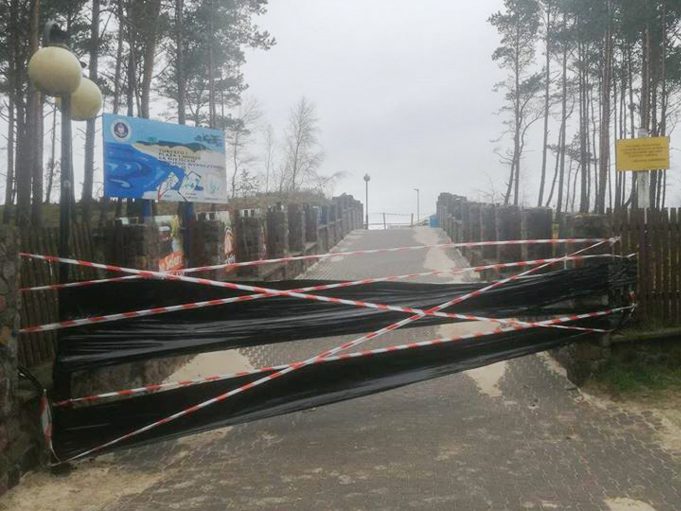 Zamknięta plaża w Łebie z powodu epidemii koronawirusa