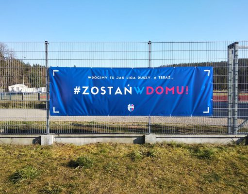 Baner na lęborskim stadionie: wrócimy tu jak liga ruszy… #zostańwdomu Baner #zostanwdomu na płocie lęborskiego stadionu.