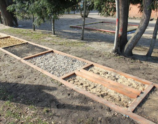 Przedszkolaki z „dziesiątki” mają nową sensoryczną ścieżkę z naturalnymi podłożami