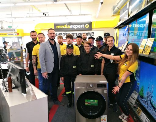 OSP Leśnice otrzymała pralko-suszarkę od lęborskiego Media Expert