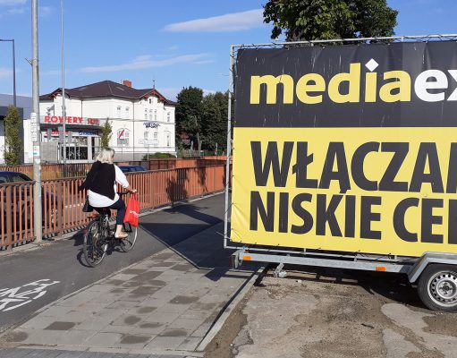 Ostrożnie na drodze dla rowerów na Krzywoustego w Lęborku przy Media Expert