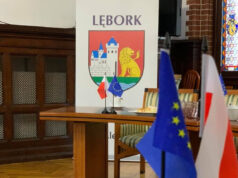 Flagi Unii Europejskiej na sesji Rady Miejskiej w Lęborku