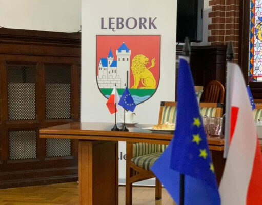 Flagi Unii Europejskiej na sesji Rady Miejskiej w Lęborku