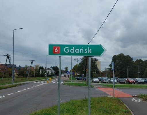 Nowy znak przy Kaszubskiej. Pokazuje jak uniknąć korków jadąc do Trójmiasta