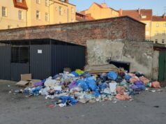 Sterty śmieci zalegają na lęborskich osiedlach