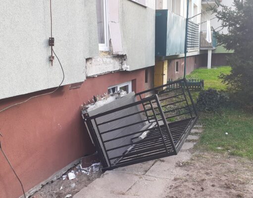 Zarwał się balkon z mieszkańcami na pokładzie