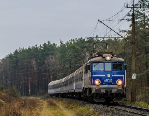 Opóźnienia w modernizacji linii kolejowej nr 202: przetarg dopiero pod koniec 2024 roku