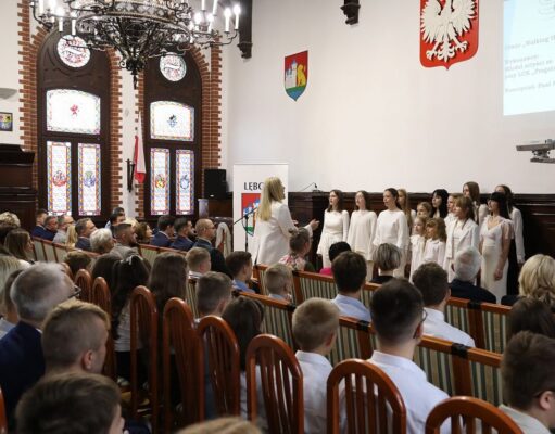 Dyrektorzy, nauczyciele i uczniowie nagrodzeni z okazji Dnia Edukacji Narodowej
