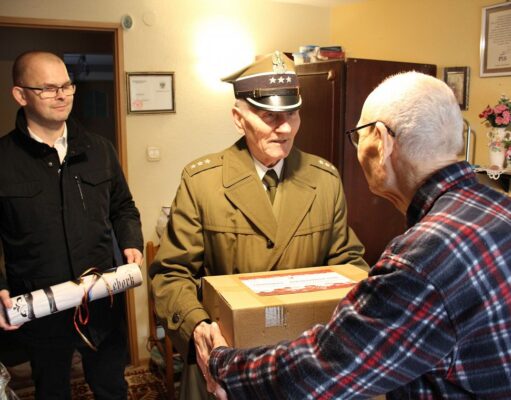 Świąteczne wsparcie dla kombatantów – Miasto Lębork pamięta o bohaterach