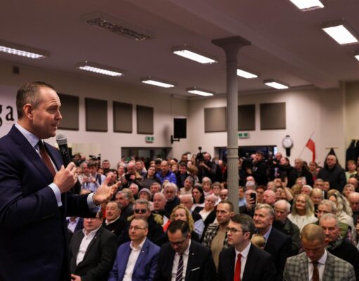 Karol Nawrocki z wizytą w Lęborku. Symboliczne prezenty i spotkanie z mieszkańcami