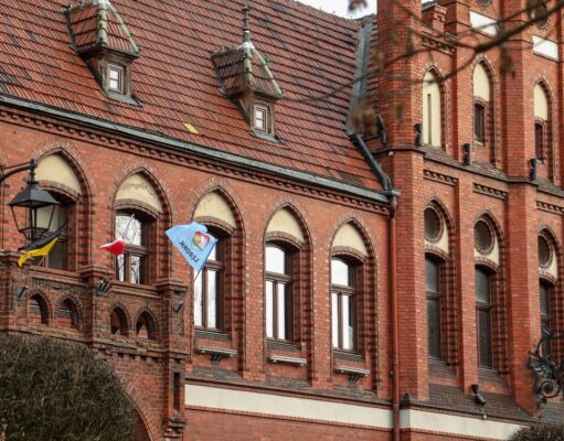 Czarno-żółta flaga na ratuszu. Świętujemy Dzień Jedności Kaszubów