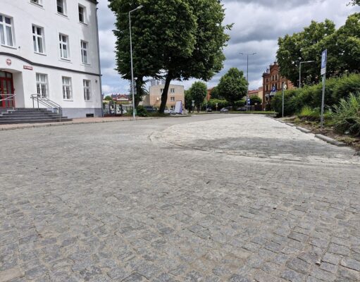 Przedwojenny bruk znów na Placu Kopernika – historyczna metamorfoza centrum